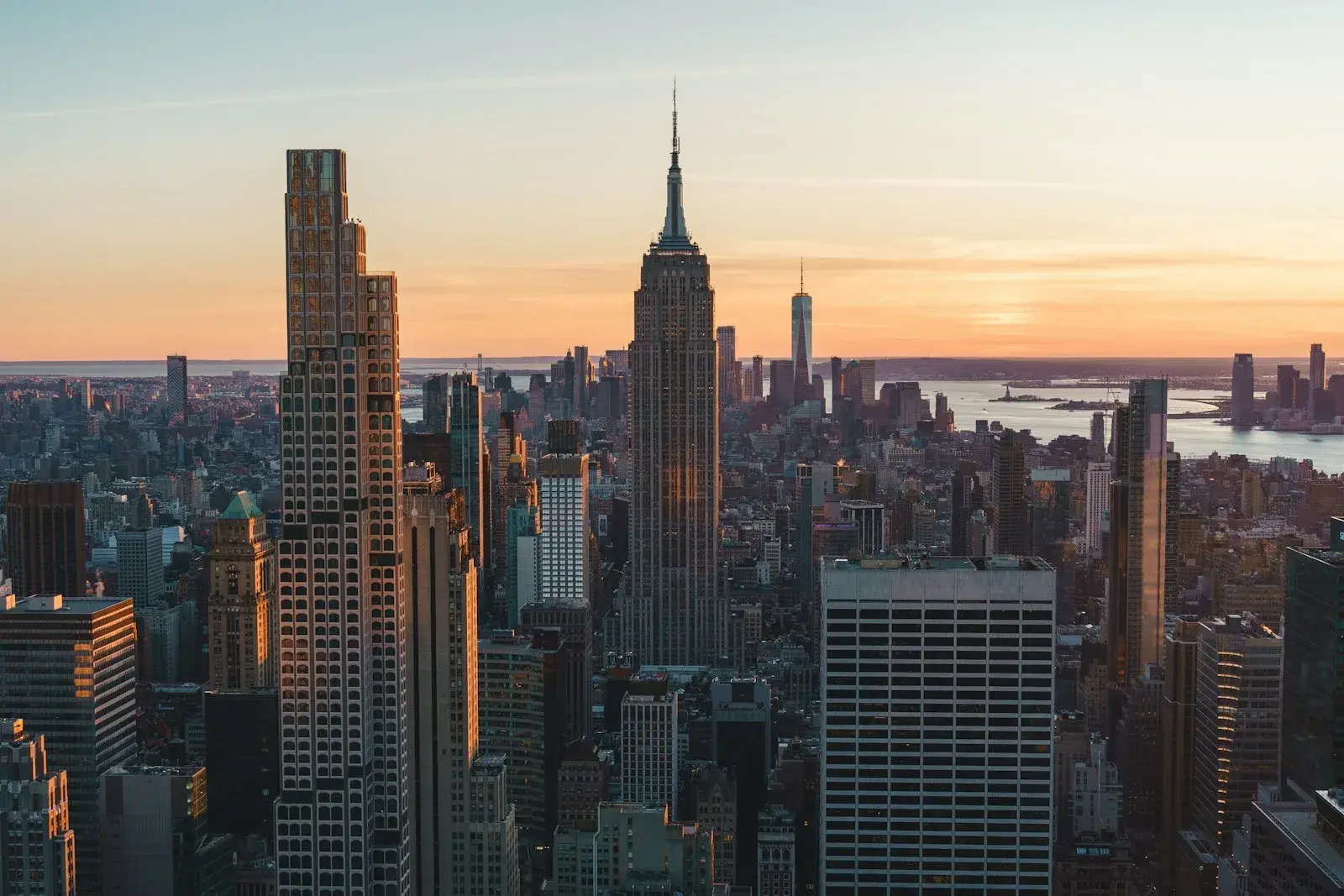 Edificios de Manhattan y el Empire State al atardecer
