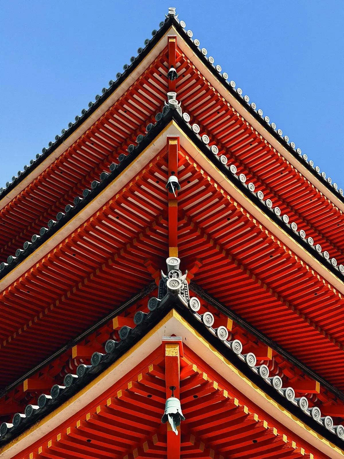 Pagoda del templo Kiyomizu-dera en Kioto bajo un cielo azul