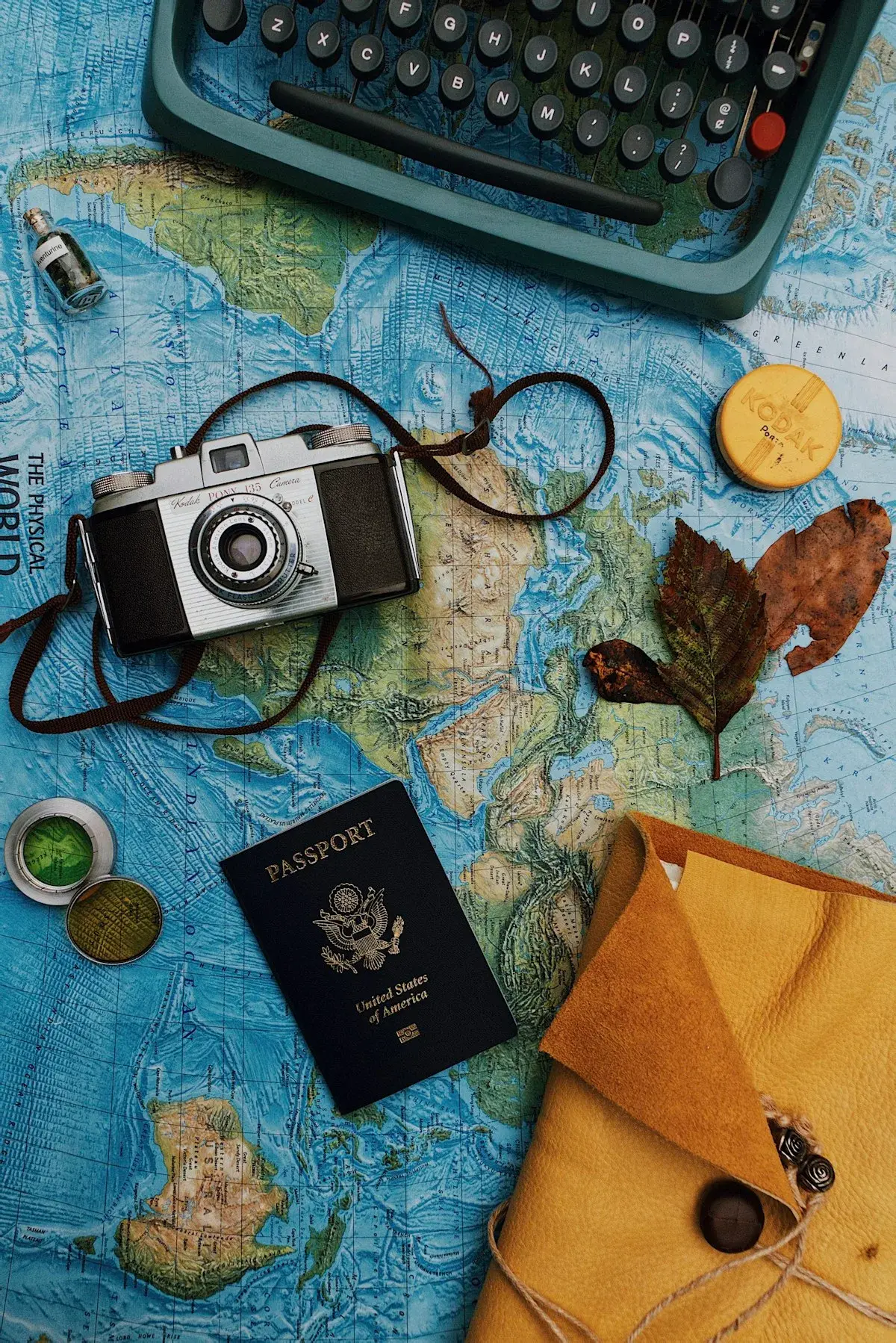 Cámara fotográfica y documentos de viaje sobre un mapa